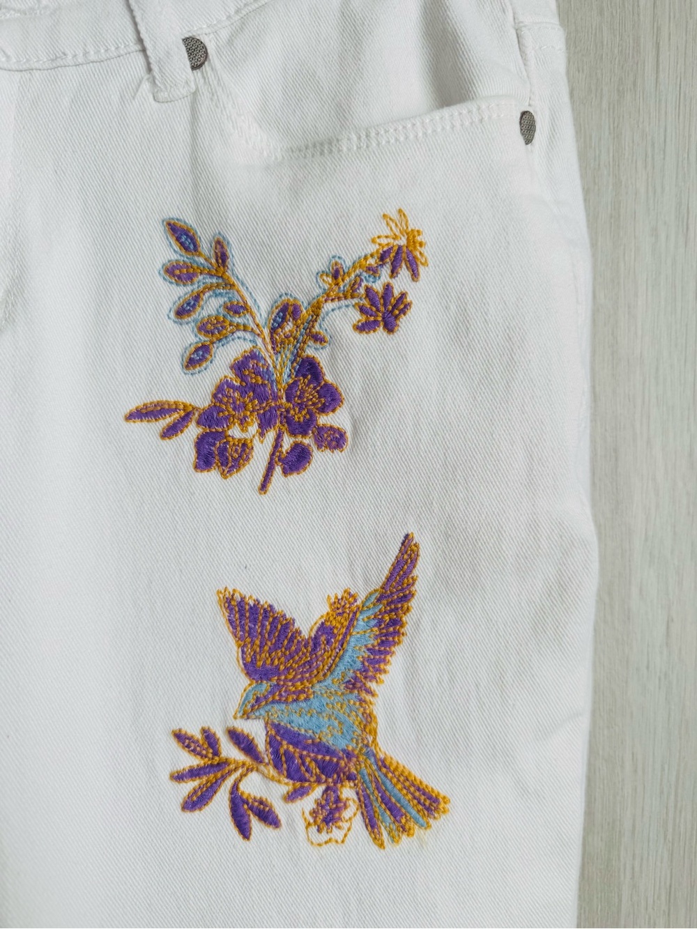 VENUS White Cropped Jeans with Purple & Gold Embroidered Birds - Picture 4 of 6